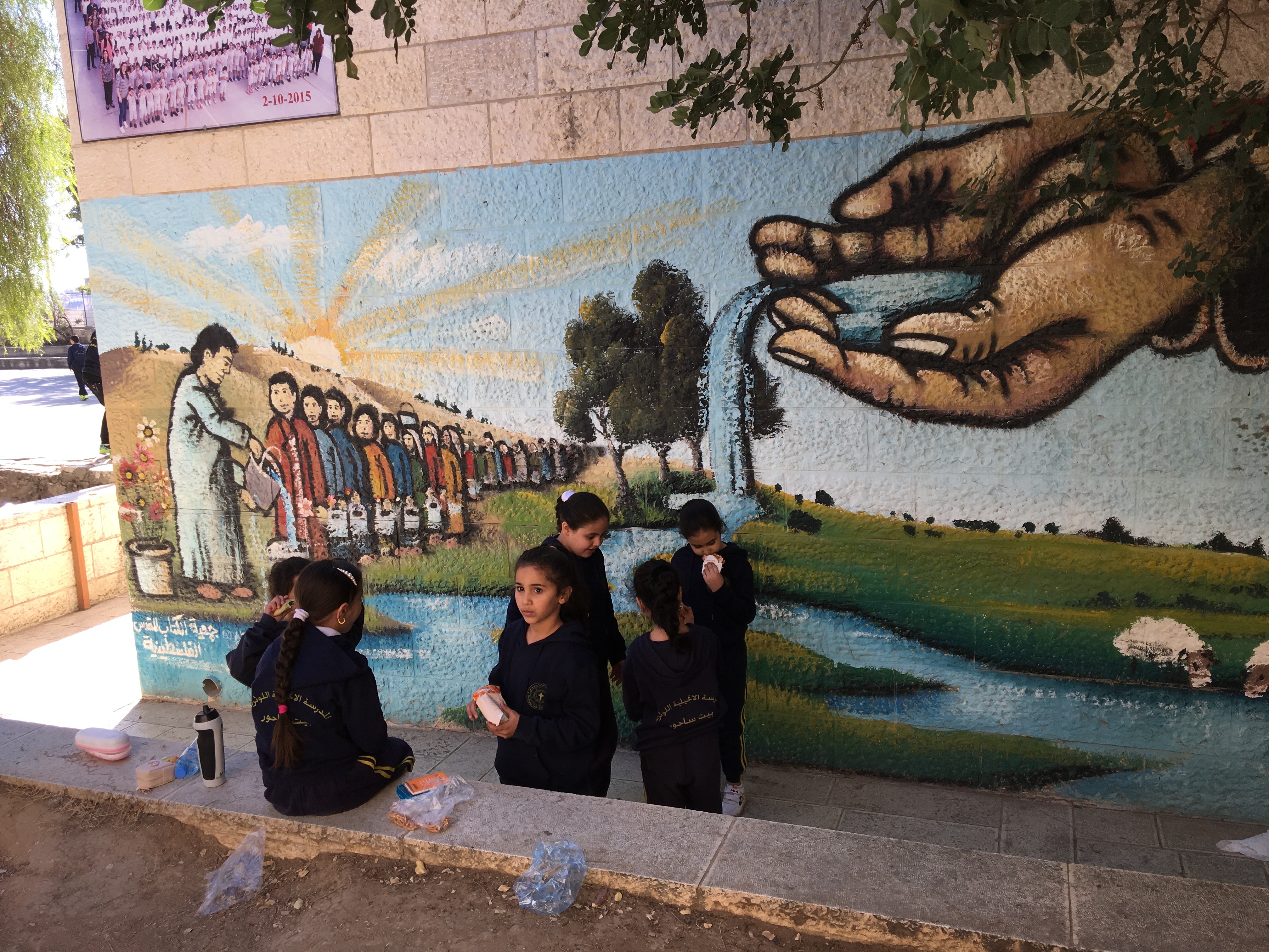 Skoleunger utenfor en skole i Beit Sahour, rett sør for Betlehem. Bynavnet betyr «Hyrdenes hus». ELJHCL driver skoler i flere byer, med en grunnidé om at barn fra muslimske og kristne hjem, gutter og jenter går på samme skole og i samme klasse. Foto: Møre bispedømme
