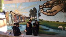 Skoleunger utenfor en skole i Beit Sahour, rett sør for Betlehem. Bynavnet betyr «Hyrdenes hus». ELJHCL driver skoler i flere byer, med en grunnidé om at barn fra muslimske og kristne hjem, gutter og jenter går på samme skole og i samme klasse. Foto: Møre bispedømme