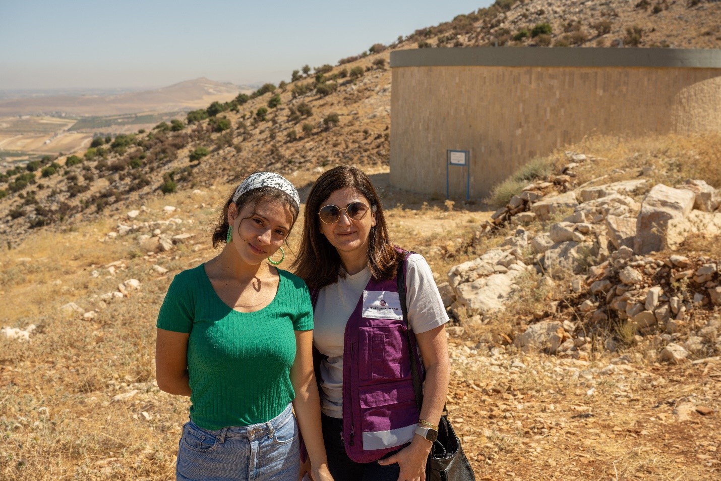 Rachelle og Sanaa er begge glade for at landsbyen Deir El Ghazal no har fått tilgang på reint vatn. Vatnet kjem både libanesarar og syriske flyktningar til gode. Straks er det tid for Kirkens Nødhjelp sin fasteaksjon, der over 40.000 konfirmantar skal ut å gå med bøsse for reint vatn. Bilete: Kirkens Nødhjelp