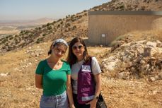 Rachelle og Sanaa er begge glade for at landsbyen Deir El Ghazal no har fått tilgang på reint vatn. Vatnet kjem både libanesarar og syriske flyktningar til gode. Straks er det tid for Kirkens Nødhjelp sin fasteaksjon, der over 40.000 konfirmantar skal ut å gå med bøsse for reint vatn. Bilete: Kirkens Nødhjelp