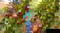 På bildet ser vi 15 år gamle Rachelle El Debs fra Deir El Ghazal i Libanon. Med midler fra Kirkens Nødhjelps fasteaksjon, har Rachelle og landsbyen hun bor i tilgang på rent vann. Foto: Kirkens Nødhjelp