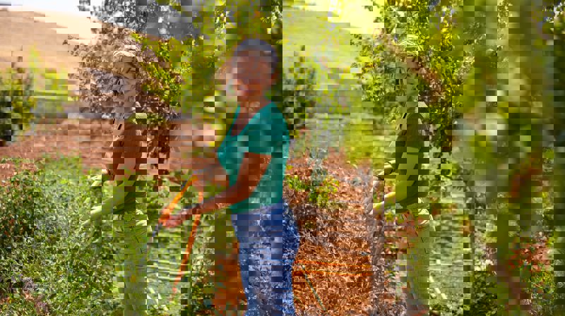 På bildet ser vi 15 år gamle Rachelle El Debs fra Deir El Ghazal i Libanon. Med midler fra Kirkens Nødhjelps fasteaksjon, har Rachelle og landsbyen hun bor i tilgang på rent vann. Foto: Kirkens Nødhjelp