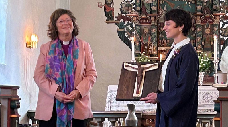 Kunsthandverkar Lara Domenghetti (t.h.) har laga ein miniatyrreplika av Kristusfiguren frå den middelalderske korsfestingsgruppa i Giske kyrkje. Tysdag vart denne overrekt biskop Ingeborg Midttømme. (foto: Dyb)