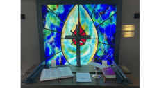 Ine Harrang sin presentasjon av altertavlen i Togkapellet på Åndalsnes: «Altertavlen består av tre ulike symboler. Sentralt står blodsdråpen som representerer både offeret og den livgivende kraft. Fra dråpen strømmer livets elv, eller kan det være veien som fører til målet? Dråpen, elven og veien er omkranset av det tidlige kristne tegnet for Kristus, Vesica Piscis.»