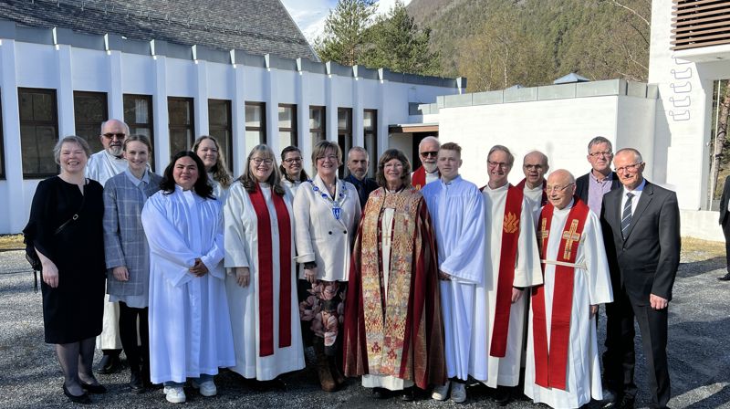 Frå venstre: Målfrid Straume, Ove Aksnes, Martine Hjertvik Urke, Ida Mari Bjørkedal, komande sokneprest Kristine Bleikli Myrene (bak), Ingeborg Matre, Constanze Gûnther Lindner, Sølvi Dimmen, Steinar Conradsen, Ingeborg Midttømme, Rolf Schanke Eikum (bak), Marin Eikebø Helset, Olav Gading, Kjell-Roger Isene, Gunnar Skrede, Einar Lyngnes Dahle (bak) og Ottar Almås. Bilete: Annita Søvik