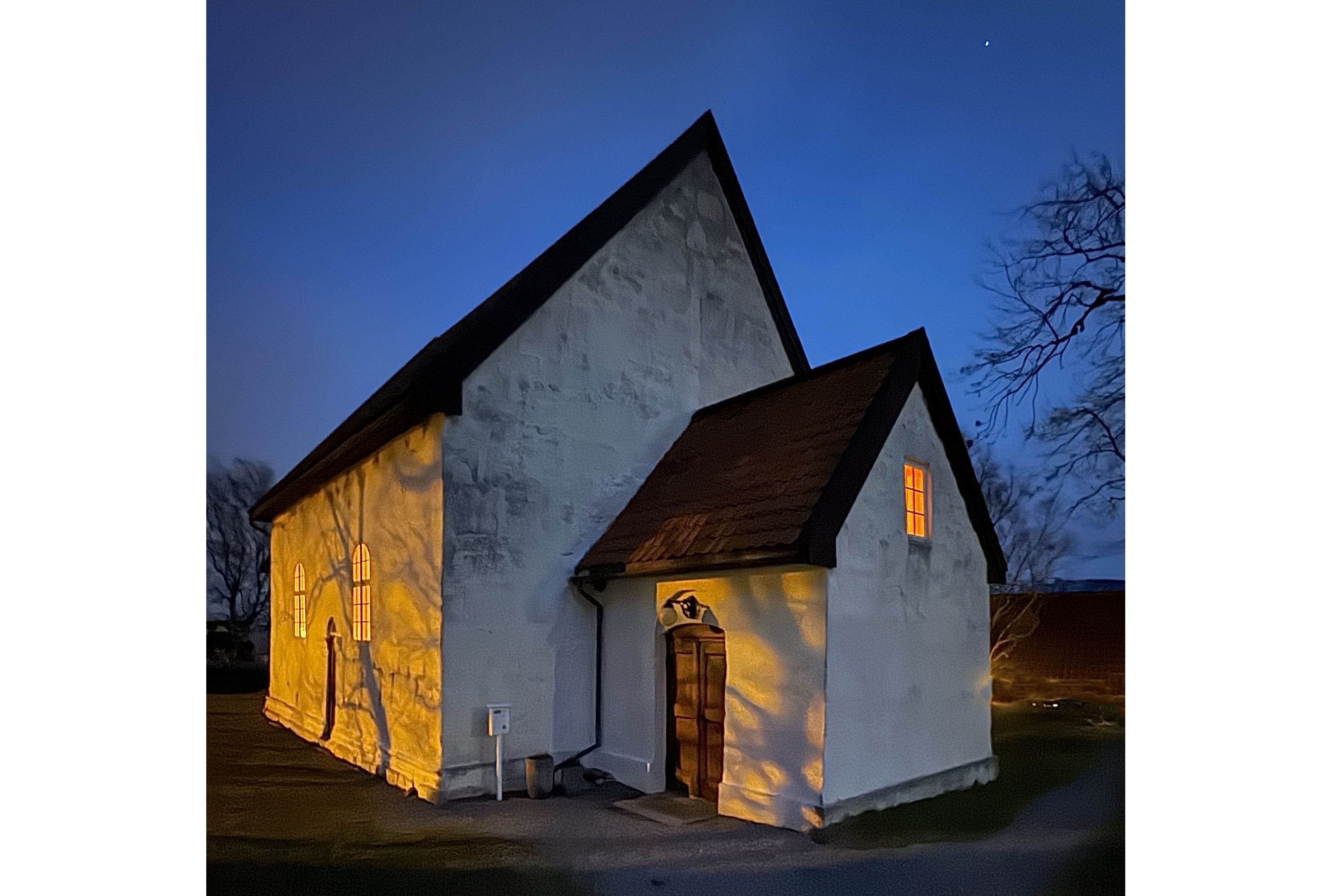 Giske kyrkje fra 1130 er trolig den eldste kirken i Møre. Kirken er i marmor og er bygget i romansk stil med rundbude dører og vinduer. Foto: Svein Magne Harnes 