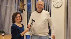 Arnt-Ove Tenfjord får leiarklubba frå avtroppande leiar av Møre bispedømeråd, Ann-Kristin Sørvik. Bilete: Møre bispedøme