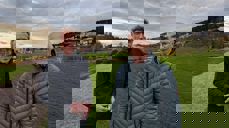 Kyrkjeverje Hans Jakob Nes (t.v.) og leiar av Molde kirkelige fellesråd, Max Ingar Mørk. Bilete: Møre bispedøme