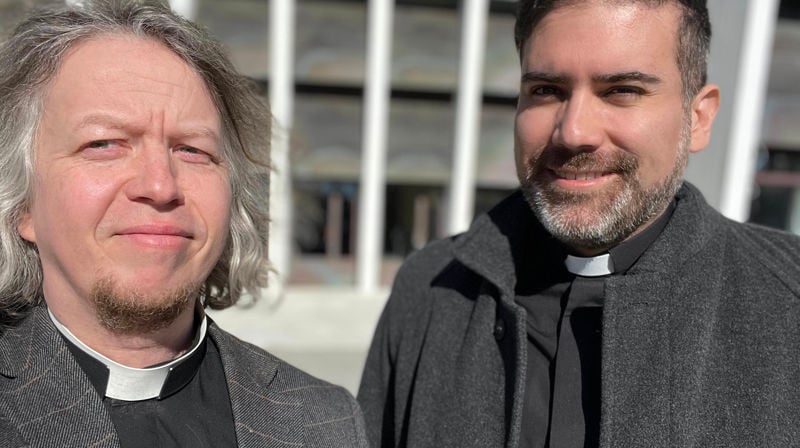 Pastor Andres Sorbera i Misjonskirka (t.h.) og prost Sindre Stabell Kulø i Den norske kirke sammen pater Dominic Nguyen Van Thanh (ikke tilstede på bildet)inviterer til påskevandring på langfredag. Foto: Privat