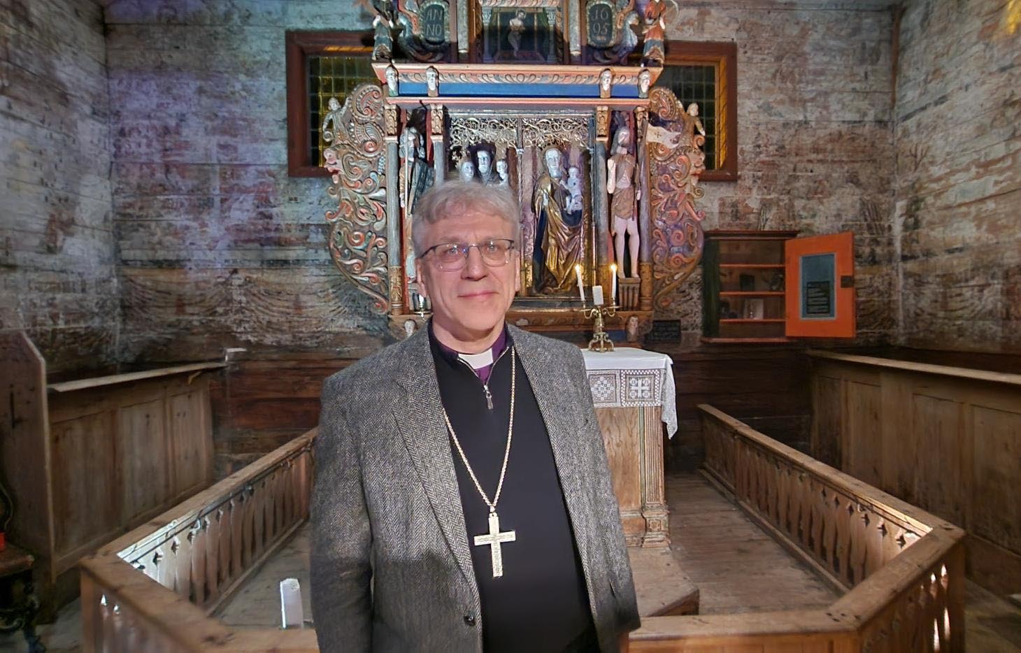 Preses Olav Fykse Tveit foran altertavlen i Kvernes stavkirke. Foto: Møre bispedømme