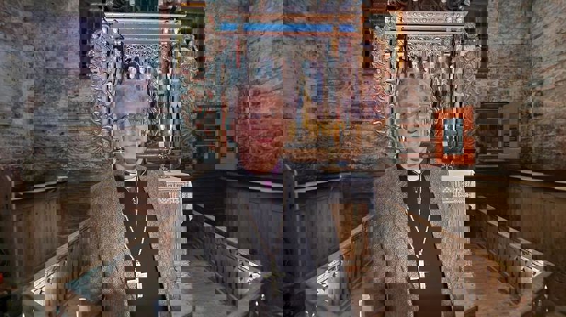 Preses Olav Fykse Tveit foran altertavlen i Kvernes stavkirke. Foto: Møre bispedømme