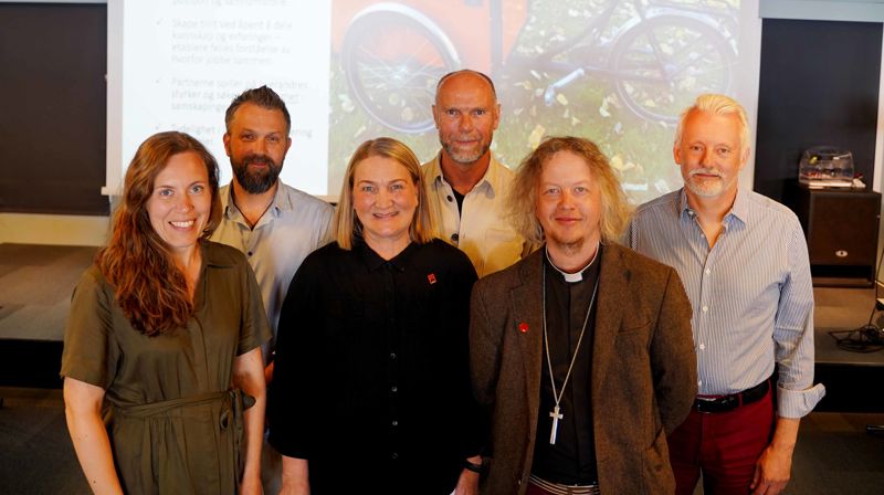 På bildet ser vi Eline Elnes Rabbevåg (Møre bispedømme), Joakim Roti Varvin (Kristiansund kommune), Eva Bråland Sætre (Kirkens Bymisjon), Gudmund Fosse (Kirkens Bymisjon), Sindre Stabell Kulø (Møre bispedømme), Nils Åge Aune (Kirkens Bymisjon).  Foto: Kristiansund kommune/ Ingunn Strand