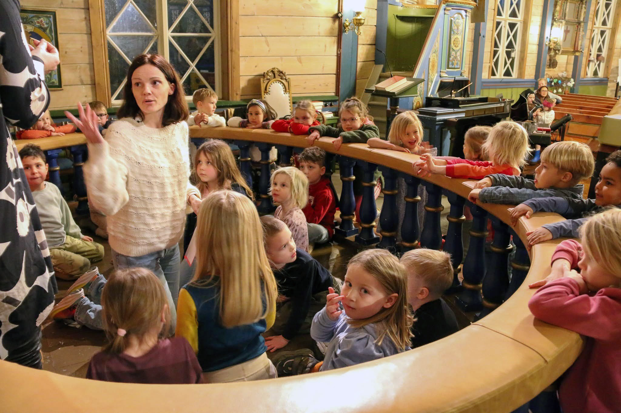 Dåpsskule i Ulstein. Gjennom aktivitetar i alle bispedømmets kyrkjelydar blir barn og unge kjende med kristen tru og tradisjon, kristen praksis, bibeltekstar og salmar. Bibelforteljingane er slitesterke, og saman med truspraksis og dei historiske og kulturelle linjene får dei reiskapar til eiga livstolking og til å ta sjølvstendige val. (foto: Ulstein sokn)