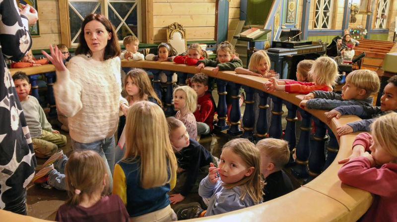 Dåpsskule i Ulstein. Gjennom aktivitetar i alle bispedømmets kyrkjelydar blir barn og unge kjende med kristen tru og tradisjon, kristen praksis, bibeltekstar og salmar. Bibelforteljingane er slitesterke, og saman med truspraksis og dei historiske og kulturelle linjene får dei reiskapar til eiga livstolking og til å ta sjølvstendige val. (foto: Ulstein sokn)
