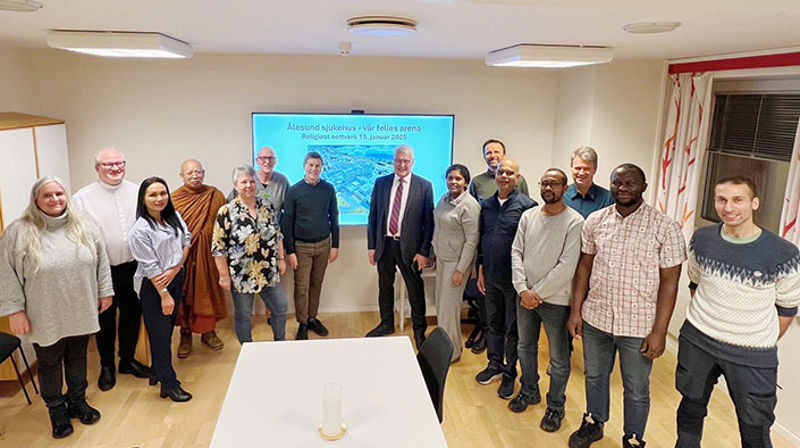 SAMARBEID OM TILBUD: Som en del av arbeidet med å videreutvikle en livsynsåpen profil for pasienter, har preste- og samtaletjenesten i Helse Møre og Romsdal som mål å etablere en ordning med lokale samtalepartnere på sykehusene som skal møte den enkeltes åndelige og eksistensielle behov.  Nylig møttes representanter for ulike tros- og livssynssamfunn for samtale om hvordan dette best kan tilrettelegges. (Foto: Marie Marti Høgset)