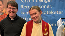 Leder i Den norske kirkes ungdomsråd, Elise Skjerven Aas, holdt et fengende rekrutteringsforedrag under utdanningsmessa.  T.v. sokneprest i Ørsta, Arne Moltubak.  (foto: Bente Wangensteen)