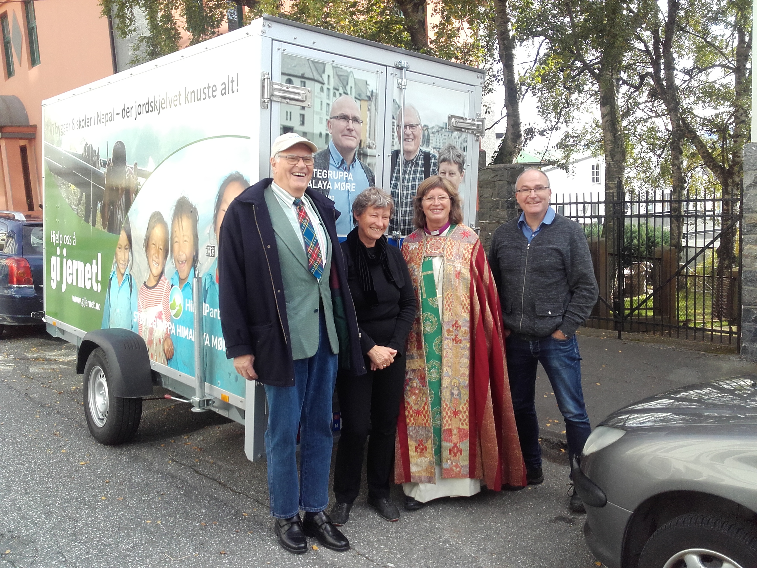 Aksjonskomiteen for "Gi jernet"-aksjonen sammen med biskop Ingeborg.