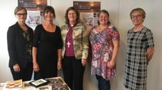 BILDET: Diakon Kirsti Elise Hjørnevik (nr. 2 fra venstre) har vore sentral i prosjektet "Samhandling på siste vakt"; eit samarbeid mellom Rindal og Surnadal kyrkjelege fellesråd og Surndal kommune om åndeleg og eksistensiell omsorg i møte med døyande pasientar. Nyleg fekk prosjektet Omsorgsprisen 2017 frå Fylkesmannen i Møre og Romsdal. Her er ho saman med biskop Ingeborg Midttømme og representantar for Surnadal kommune og fylkesmannen i Møre og Romsdal.