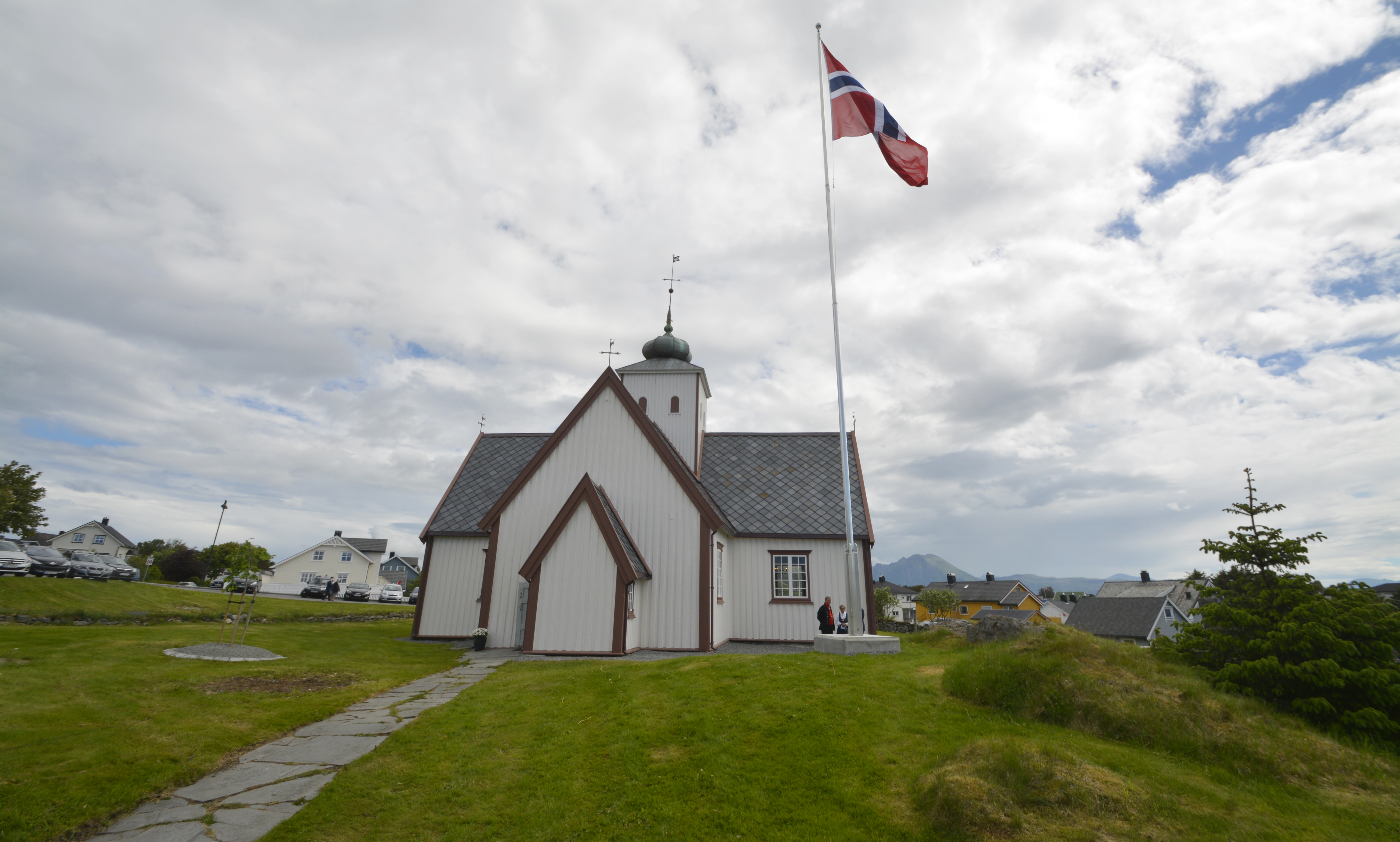 Bud kyrkje i sin finaste stas til 300-årsjubileumet - i godt forsommarver.