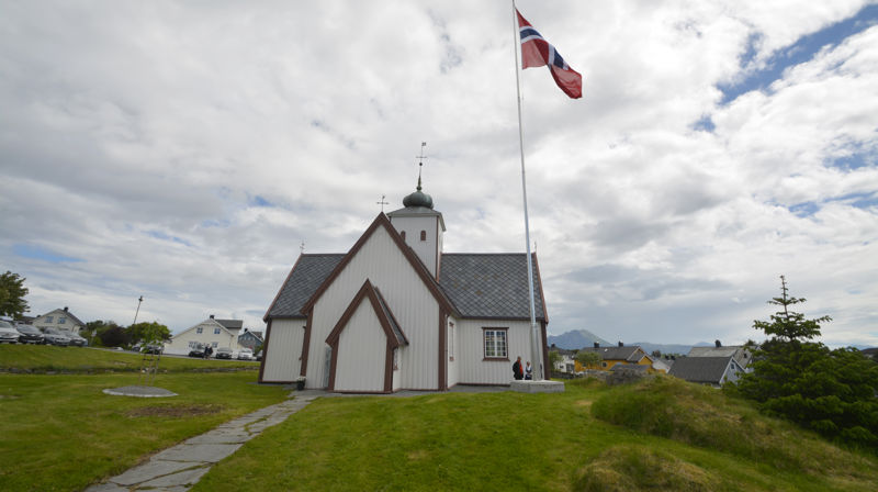 Bud kyrkje i sin finaste stas til 300-årsjubileumet - i godt forsommarver.