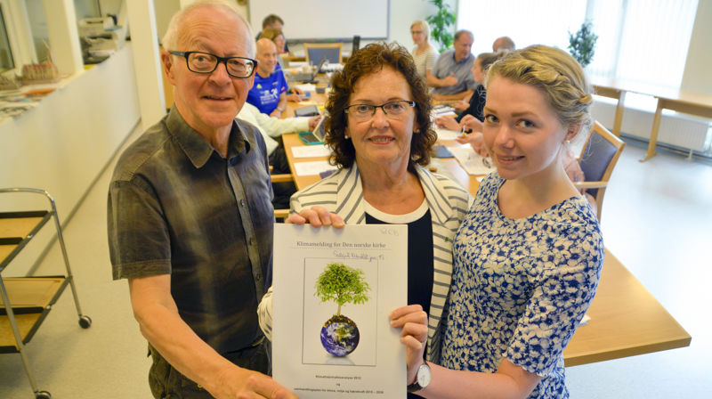 Per Fredrik Brun i ressursgruppa for skaperverk og berekraft presenterte satsinga på grøn kyrkje i Møre for bispedømerådet tidlegare i vår. I midten bispedømerådsleiar Ann-Kristin Sørvik og medlem av bispedømerådet Maren Elgsaas Jenssen.  