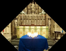 I Newcastle cathedral ble det tent 22 levende lys til minne om ofrene etter terroren.