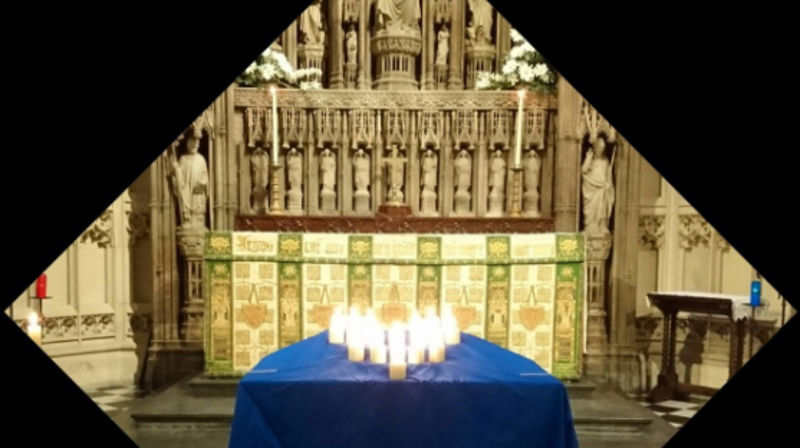 I Newcastle cathedral ble det tent 22 levende lys til minne om ofrene etter terroren.