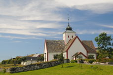 Bud kyrkje frå 1717 er i seg sjølv eit synleg uttrykk for reformasjonen, og ein høveleg møtestad for reformasjonsfesten. Her vil Edvard Hoem snakke om arven frå Luther til Hauge, og kvelden blir innramma av musikk.