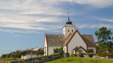 Bud kyrkje frå 1717 er i seg sjølv eit synleg uttrykk for reformasjonen, og ein høveleg møtestad for reformasjonsfesten. Her vil Edvard Hoem snakke om arven frå Luther til Hauge, og kvelden blir innramma av musikk.