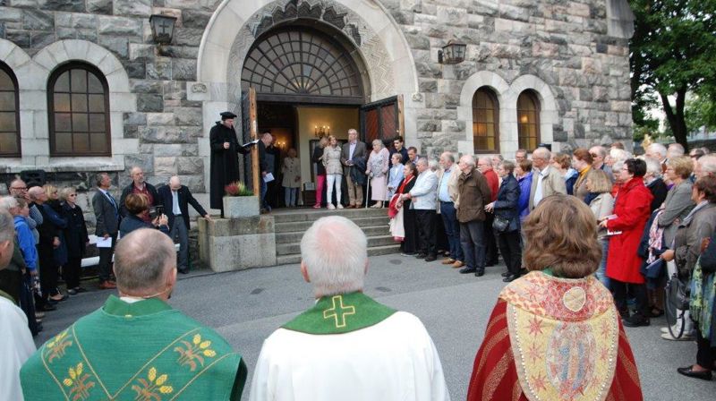 Skodespelar Viggo Solum stod fram og siterte frå reformatoren Martin Luthers skrifter, både under gudstenesta  og ute på kyrkjetrappa.