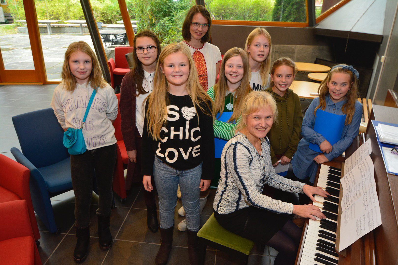 Jentekoret frå Jippikoret ved Ikornnes kyrkjelyd framførte med smittande entusiasme salmar og songar då "Klang av tru" var tema under reformasjonsfagdagen i Volda. Musikalsk leiar og pianist er Rose Iren Stave.