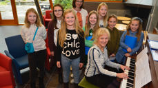 Jentekoret frå Jippikoret ved Ikornnes kyrkjelyd framførte med smittande entusiasme salmar og songar då "Klang av tru" var tema under reformasjonsfagdagen i Volda. Musikalsk leiar og pianist er Rose Iren Stave.