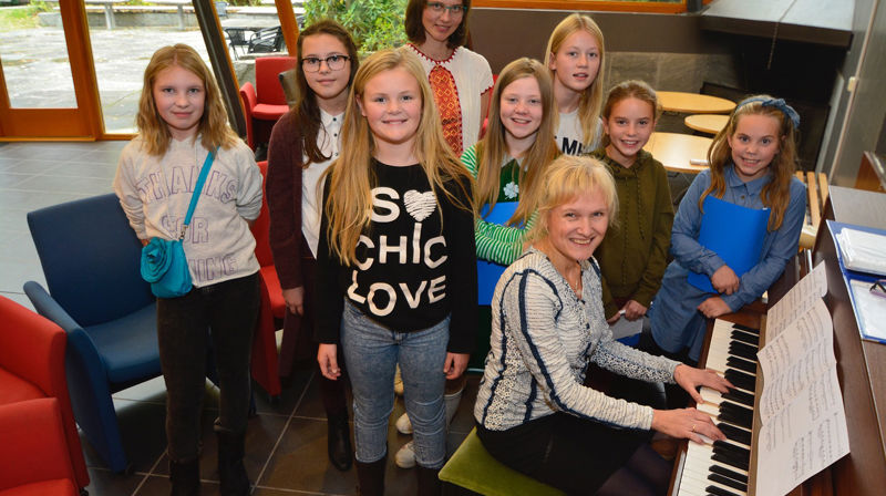 Jentekoret frå Jippikoret ved Ikornnes kyrkjelyd framførte med smittande entusiasme salmar og songar då "Klang av tru" var tema under reformasjonsfagdagen i Volda. Musikalsk leiar og pianist er Rose Iren Stave.