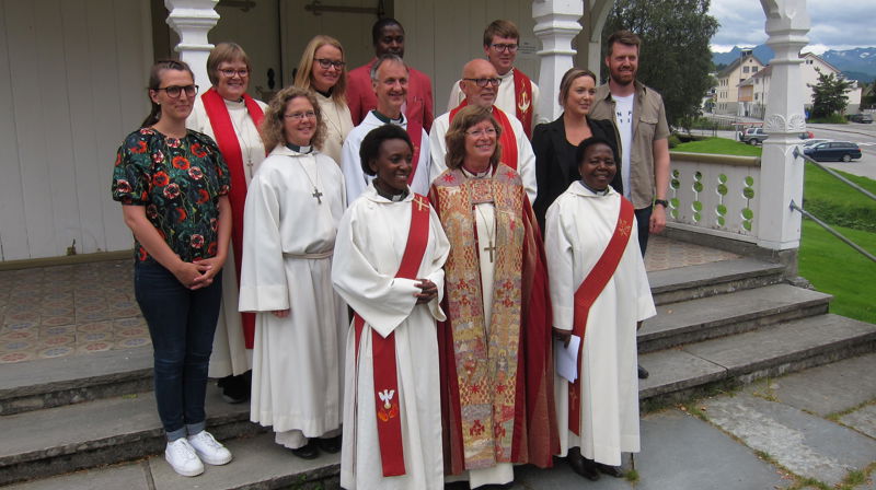 Biskop Ingeborg Midttømme stod for vigslinga då Betty Søvik (framme t.h.) og Caroline Sefu (framme t.v.) vart vigsla til respektive diakon og kateket i Ørsta kyrkjelyd