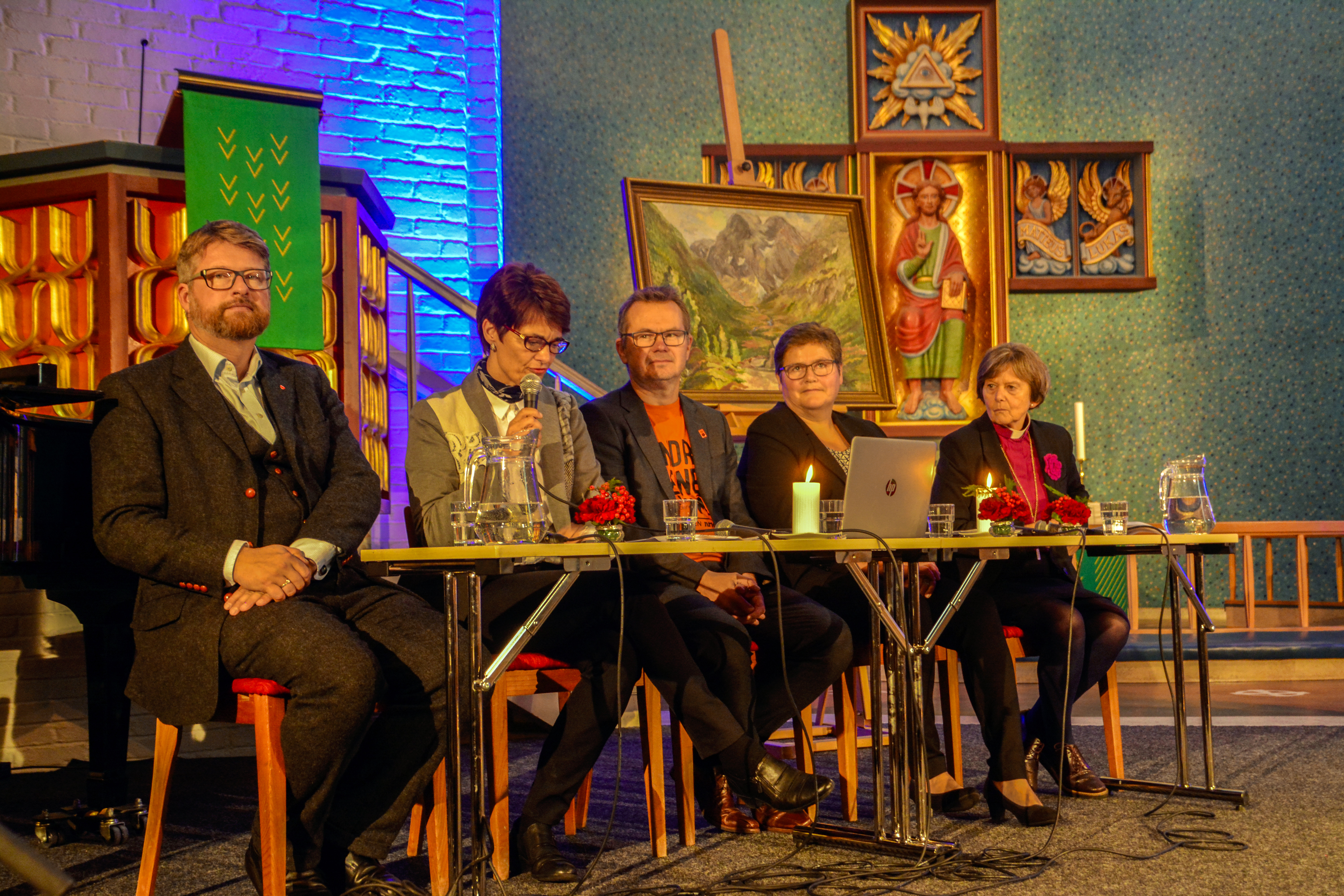 Professor Jørn Ø. Sunde (t.v.) heldt foredrag for forsamlinga under temaet Nestekjærleik. Etter foredraget følgte innleiingar frå (frå v.) ass. fylkesmann Rigmor Brøste, ass.gen.sekr. Johannes Heggland i Kirkens Bymisjon, Aure-ordførar Ingunn Golmen og preses i Den norske kyrkja, Helga Haugland Byfuglien. 