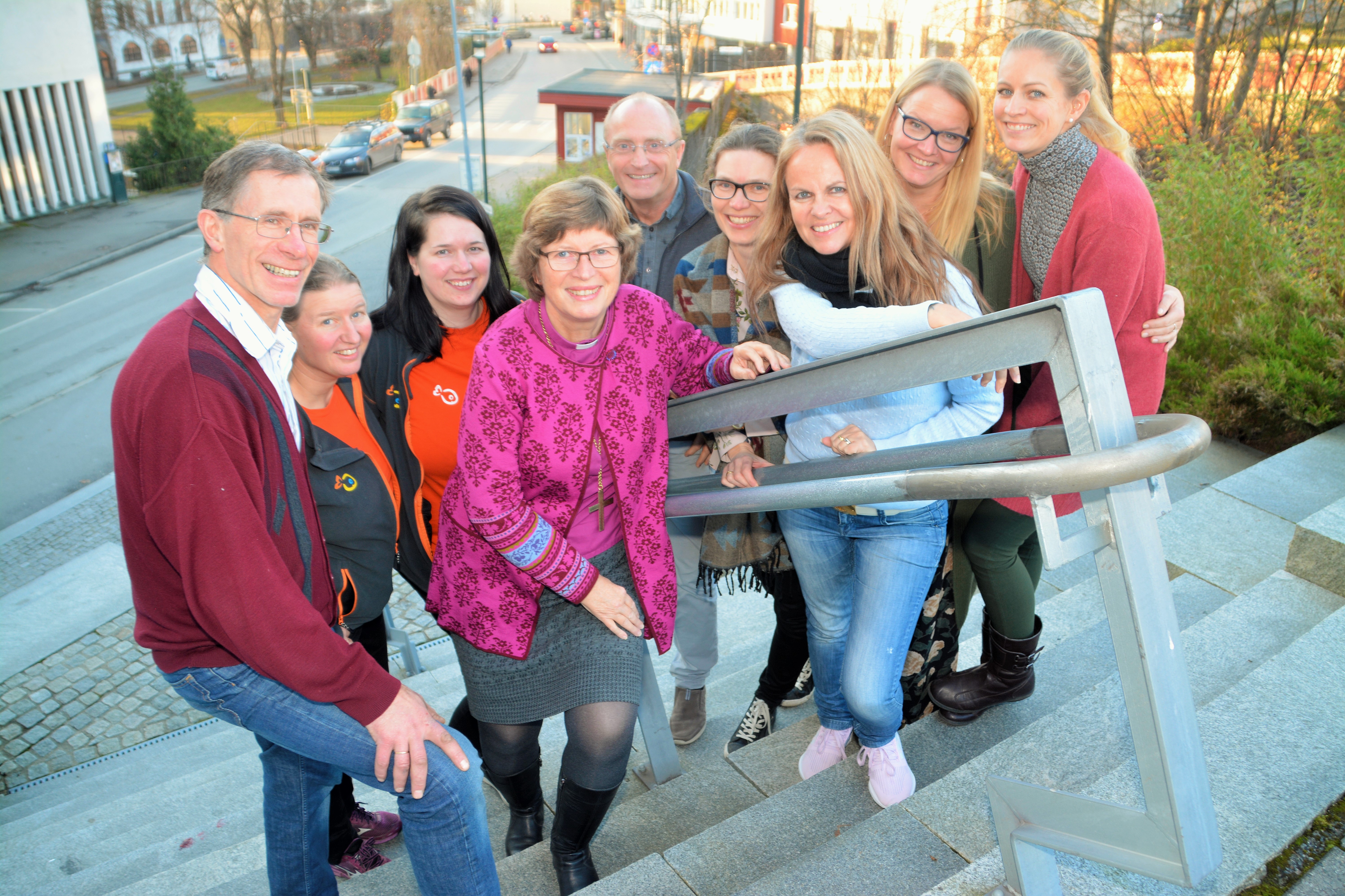 Frå venstre: Hans Orset (Søndagsskolen Nordmøre krets), Kari Mette Sylte ( Søndagasskolen Romsdal krets), Eli Sofie Hatlen (Søndagsskolen Sunnmøre og Nordfjord krins), Biskop Ingeborg Midttømme, Arvid Helle (Avd,leiar kyrkjelivsavdeling bispedømekontor), Gunnhild Bremer (NMSU), Catherin Bradley Hessen (KFUK-KFUM, Møre og Romsdal), Bente Wangensteen (Rådgjevar for undervisning, bispedømekontor, Inger Marie Jakobsen Sylte (Rådgjevar for ungdom, bispedømekontor)