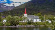 Austefjord kyrkje i Volda kommune er ein av til saman 20 kyrkjestader i Møre som er innanfor NVE si aktsemdsone for jord- og flaumskred, og der det kyrkjelege fellesrådet har varsla flaumfare i sin eigenkontroll. I tillegg til dei 20 kyrkjestadene innanfor NVE-sona er det for fem andre kyrkjestader i Møre meldt inn uro for flaum og skred.