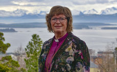 -Her skal jeg være, sier biskop Ingeborg Midttømme. Blant fjord, fjell, kirker, bedehus og lokalforeninger kan kystjenta fra østkanten blomstre! (Foto Svein Magne Harnes)