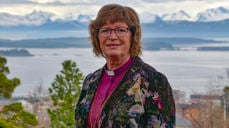 -Her skal jeg være, sier biskop Ingeborg Midttømme. Blant fjord, fjell, kirker, bedehus og lokalforeninger kan kystjenta fra østkanten blomstre! (Foto Svein Magne Harnes)