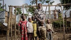 Ester har mistet sønnen (15) og sin mann. Nå står hun alene i en flyktningleir i Kongo med sine fem barn og er gravid med ett. Snart er hennes nye hjem klart.  FOTO: HÅVARD BJELLAND / KIRKENS NØDHJELP