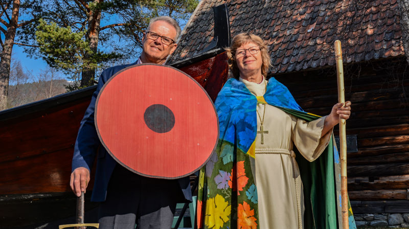 Frå viking til pilegrim: Fylkesordførar Jon Aasen og biskop Ingeborg Midttømme inviterer til den nasjonale opninga av Kystpilegrimsleia, som vil foregå på Smøla 23. juni. Foto: Ingvild Dverseth Sæter/Møre og Romsdal fylkeskommune.