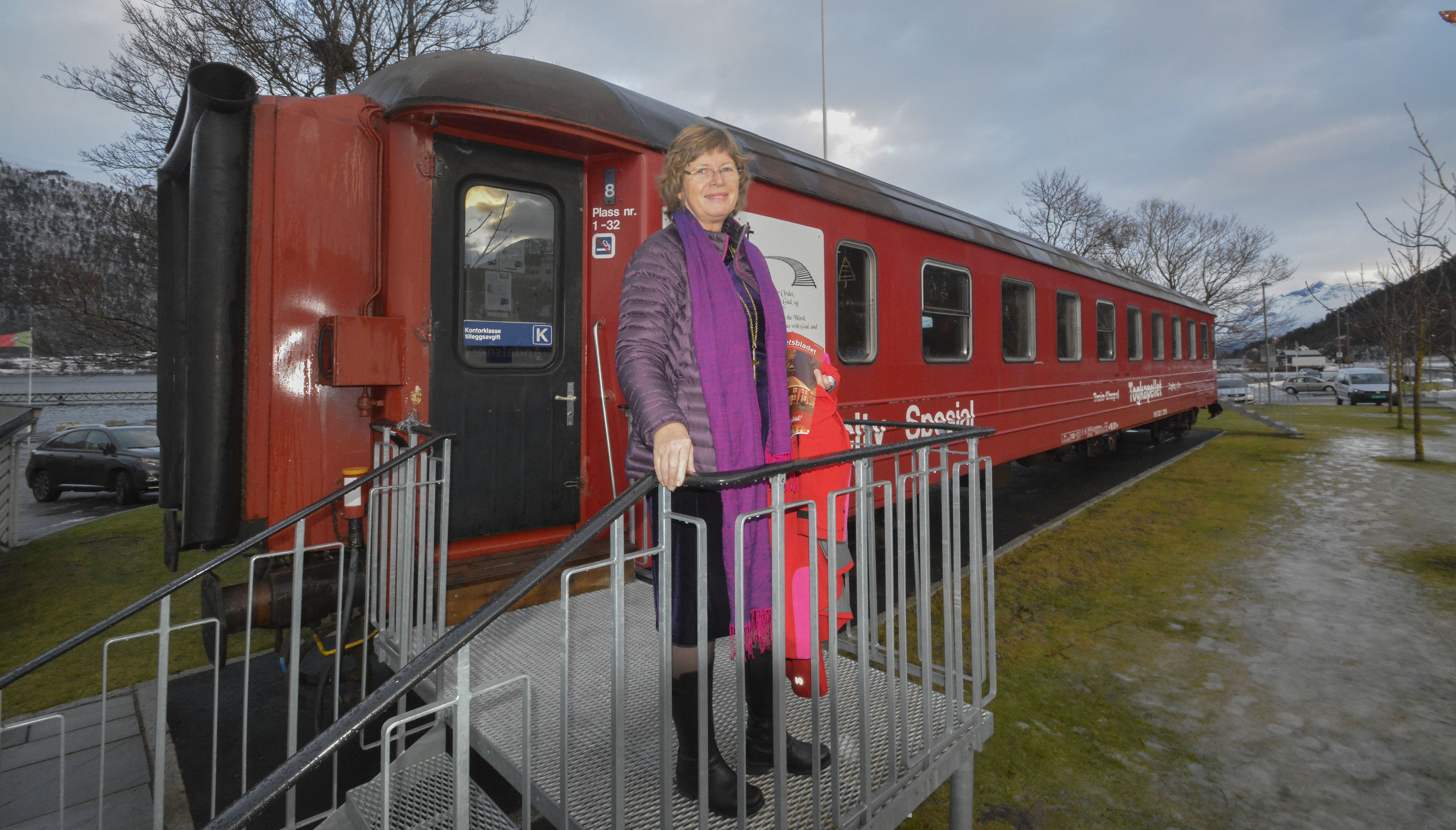 Arkivbilete av biskop Ingeborg Midttømme, ved ei vitjing i togkapellet på Åndalsnes.
