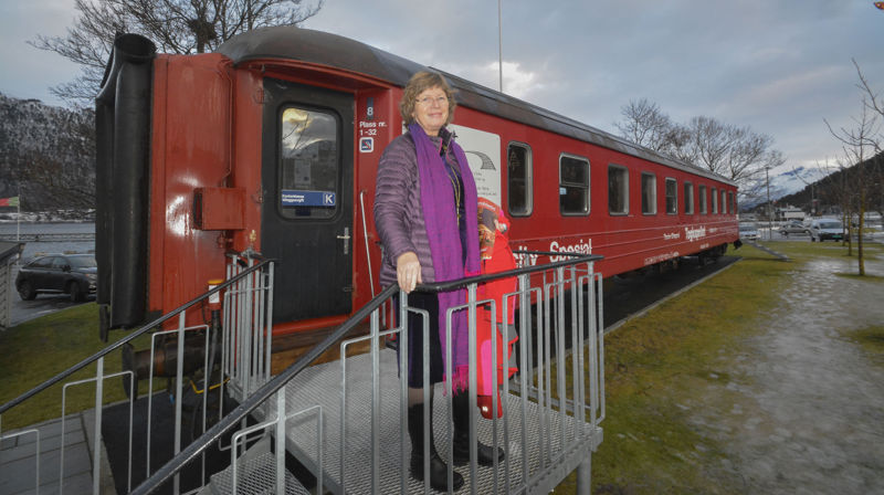 Arkivbilete av biskop Ingeborg Midttømme, ved ei vitjing i togkapellet på Åndalsnes.
