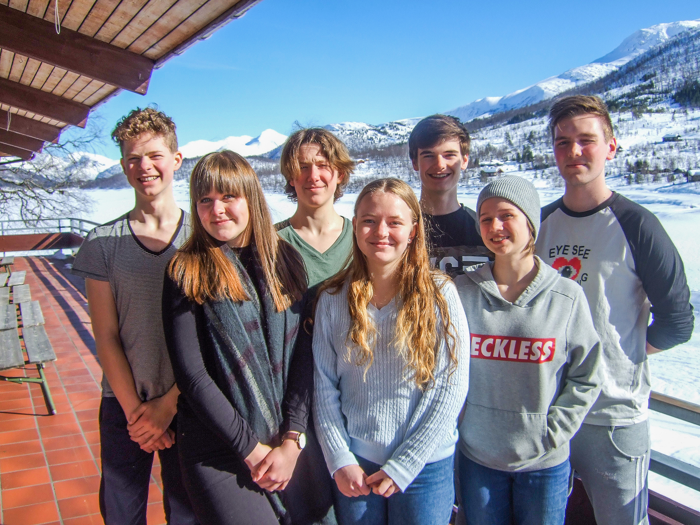 Bak,frå venstre: Olai Stavseng, Øystein Grimstad Thormodsæter, Iver Fiskaa Ødegård, Jonathan Risung. Framme,frå venstre: Tordis Kanutte Frisvoll, Ylva Elisabeth Bjørnes, Othilie Tofte Lerheim. (Desse var ikkje med på bilete: Elias Storhaug og David Kringstad Grønvik)