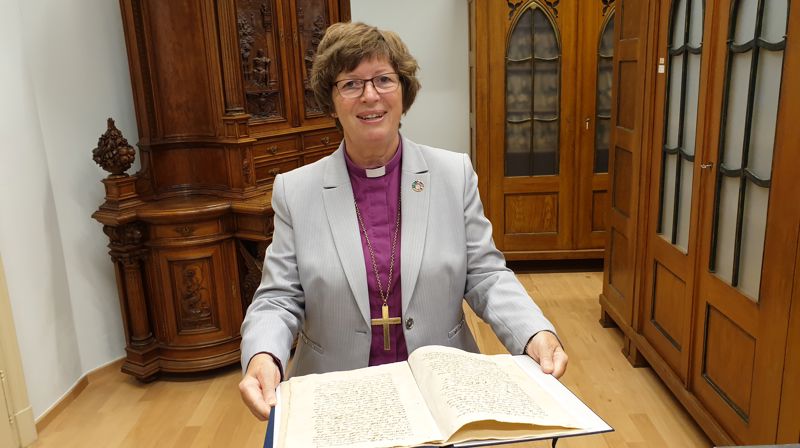 Biskop Ingeborg med Martin Luthers testamente i hendene, en dyrebar skatt som av ulike grunner har havnet i Budapest.