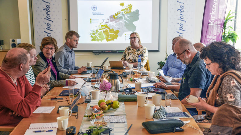 Bispedømerådet hadde ei lang drøfting av prostigrensene i Møre. Etter at stiftsdirektøren hadde innstilt på å redusere til fire prosti, valde rådet ei løysing der Austre Sunnmøre prosti blir slått saman med Nordre Sunnmøre prosti, medan dei andre prostia i Møre blir uendra.