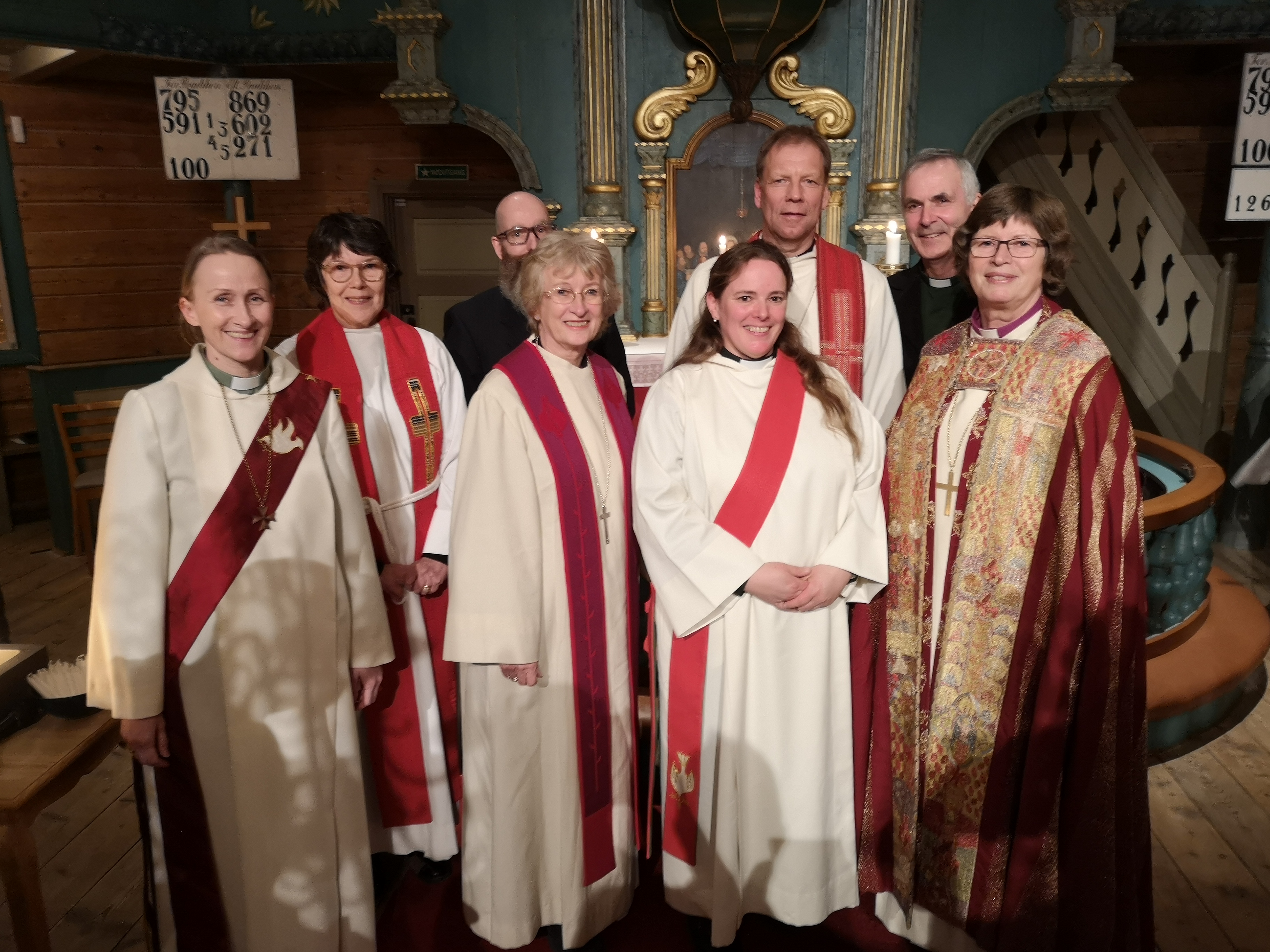 Emy Benjamins (midten foran) ble 5. mars vigslet til diakon i Rauma. De som medvirket under forbønnshandlingen var: Biskop Ingeborg, prost Erling Nevland, prost Gerd Anne Aarseth, Anglikansk prest Mary Strømmen, diakon Rune Singelstad, Martin Benjamins og diakon(rådgiver) Toril Holm.