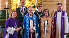 MARKERTE OVERGANG: Søndag vart overgangen for Hornindal sokn frå Bjørgvin til Møre bispedøme markert i Hornindal kyrkje. Bak f.v.: Stig Olav Lødemel, ordførar i Hornindal; Sølvi Dimmen, ordførar i Volda. Framme f.v.: Hege Høibye, sokneprest i Hornindal; biskop i Bjørgvin, Halvor Nordhaug; biskop i Møre, Ingeborg Midttømme; den nye soknepresten i Hornindal, Austefjord og Storfjorden, Per Kristian Hovden Sætre. (foto: Bjørn Olaf Storhaug)