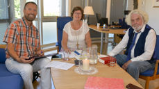 Saman med Edvard Hoem (t.h.) og sokneprest Tormod Remøy (t.v.) i Bolsøy har biskop Ingeborg Midttømme planlagt ei rikhaldig gudsteneste og markering på Veøya 21. juli. Under samlinga vil mange av salmane til Edvard Hoem bli sunge, forfattaren vil lese utdrag frå romanen "Jordmor på jorda" og Hoems forbøn til grunnlovsjubileet i 2014 blir nytta under Forbøna. (foto: Svein Magne Harnes)