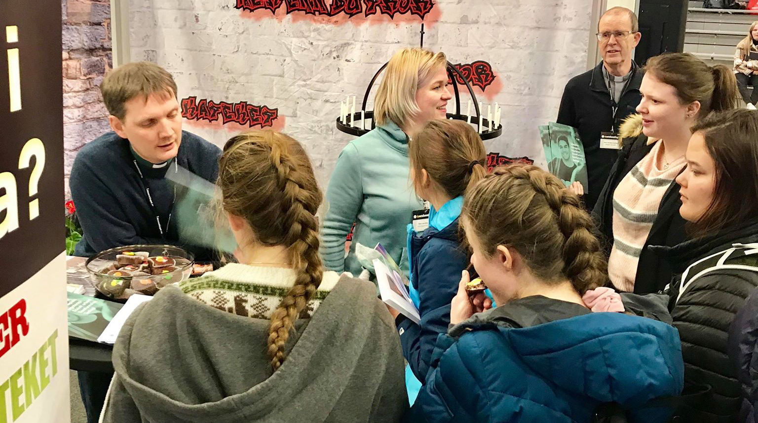 Messa «Utdanning & Karriere» ble arrangert i Fagerlihallen i Ålesund  28. januar. Storparten av de besøkende var ungdommer i videregående skole-alder. - Den store interessen blant ungdommene var rett og slet oppløftende med tanke på fremtidig rekruttering til kirken. - Det var over all forventning, sier rådgiver undervisning i Møre bispedømmeråd, Wangensteen.